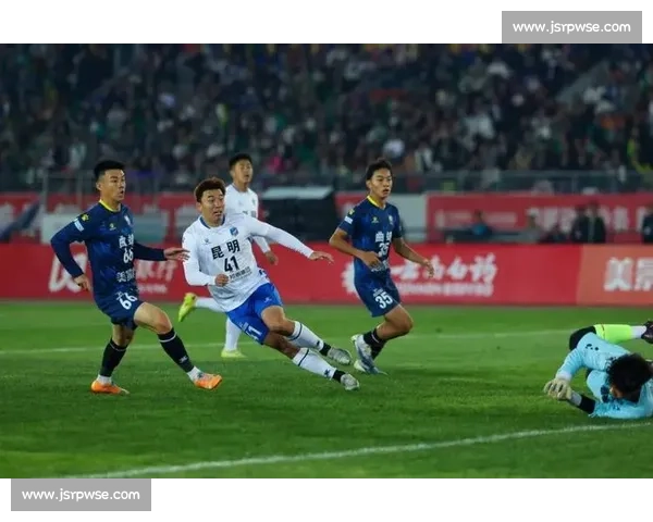 激烈对决再度上演 足球赛事精彩纷呈 球队厮杀剑拔弩张 各大豪强逐鹿绿茵场